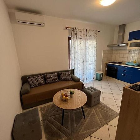 Guest House Karevic ฮวาร์ ภายนอก รูปภาพ