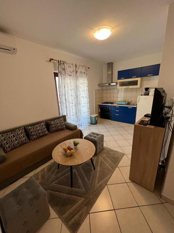 Guest House Karevic ฮวาร์ ภายนอก รูปภาพ
