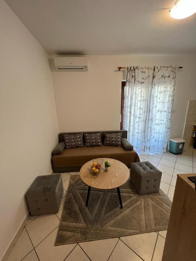 Guest House Karevic ฮวาร์ ภายนอก รูปภาพ