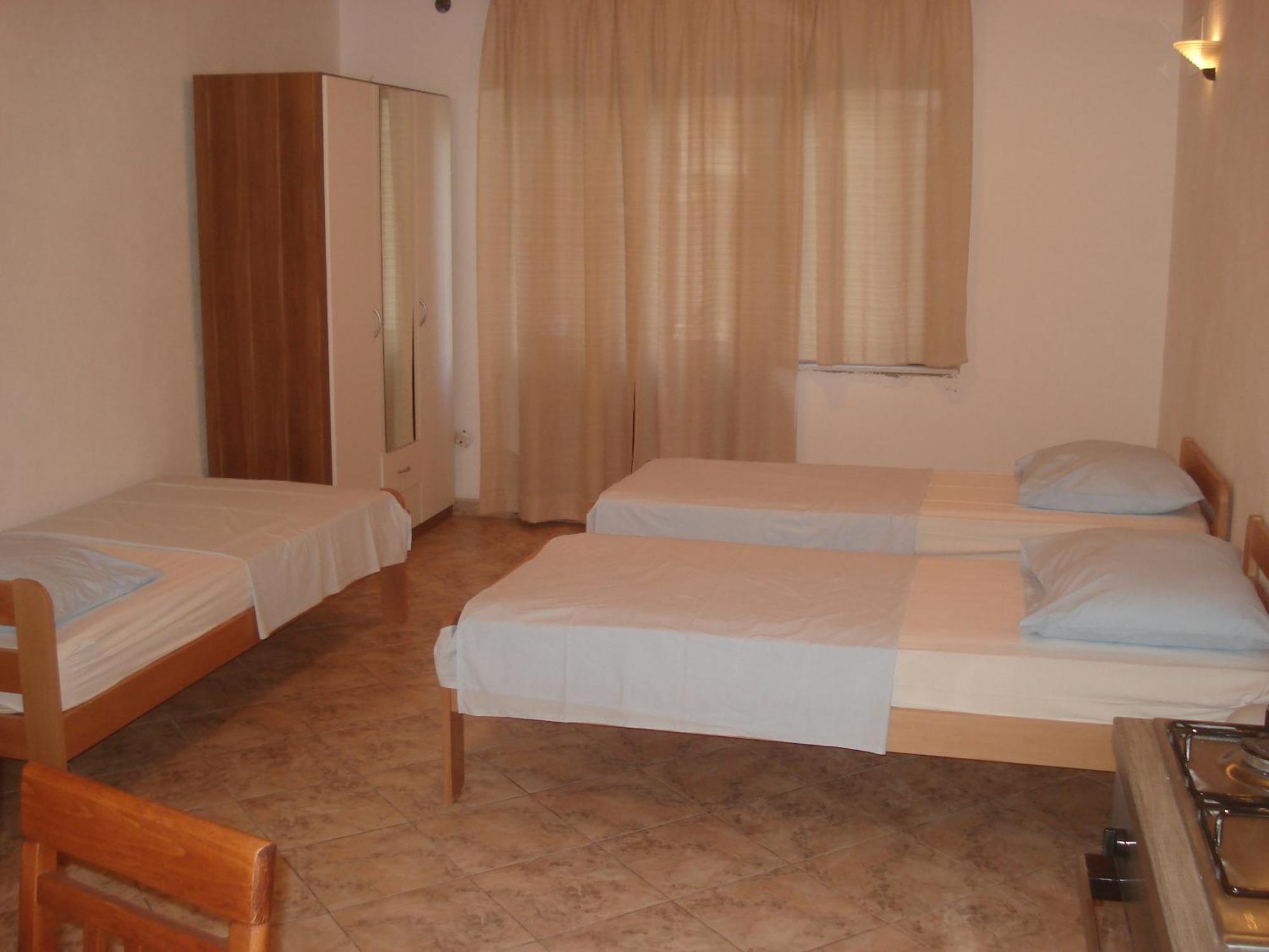 Guest House Karevic ฮวาร์ ห้อง รูปภาพ