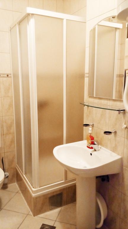 Guest House Karevic ฮวาร์ ภายนอก รูปภาพ