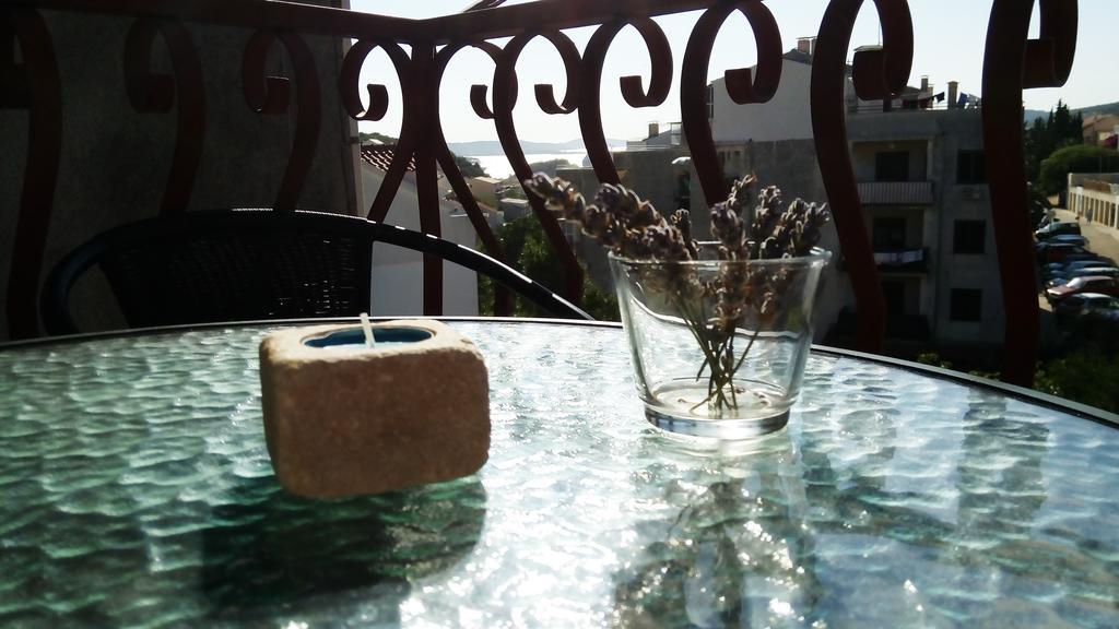 Guest House Karevic ฮวาร์ ภายนอก รูปภาพ