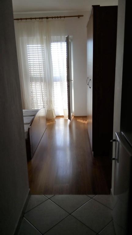 Guest House Karevic ฮวาร์ ภายนอก รูปภาพ